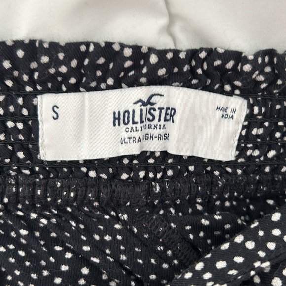Hollister Ultra High Rise Polla Dot Flowy Shorts - Picture 4 of 4
